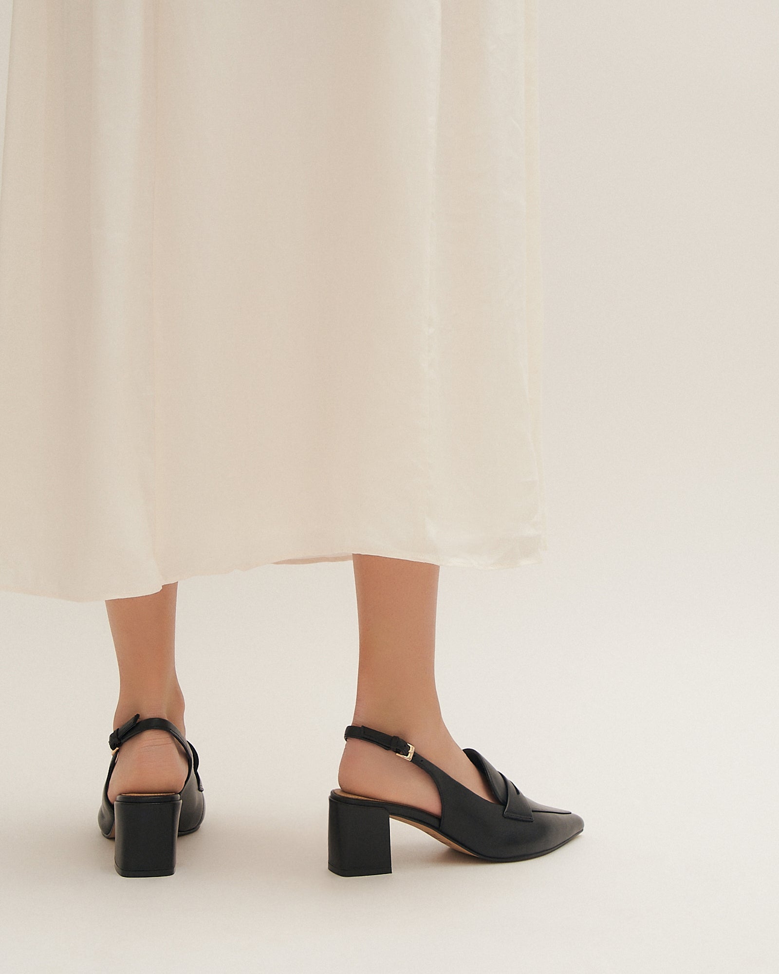 CARLTON LOW HEELS BLACK LEATHER image