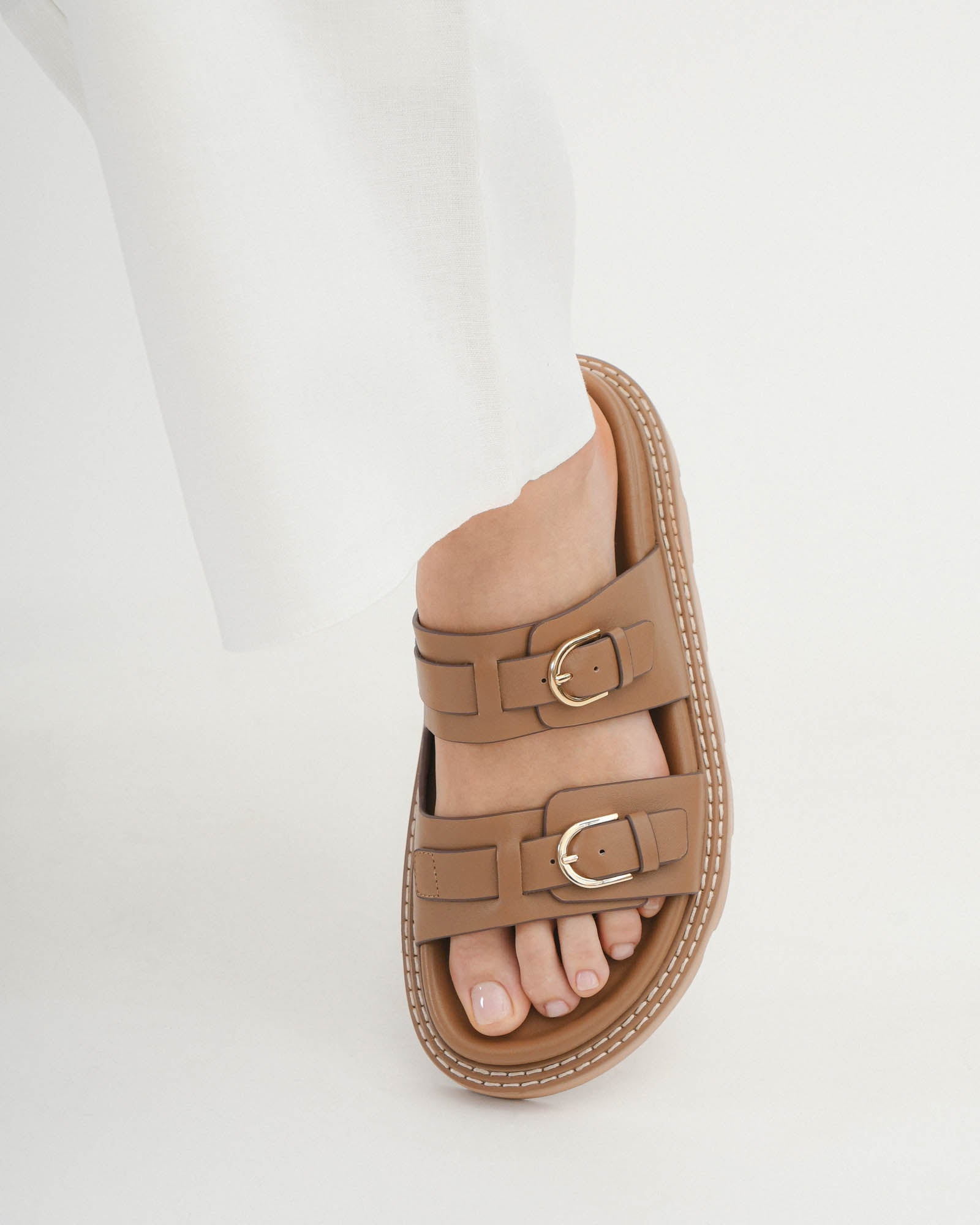VICHY FLAT SANDALS TAN LEATHER image