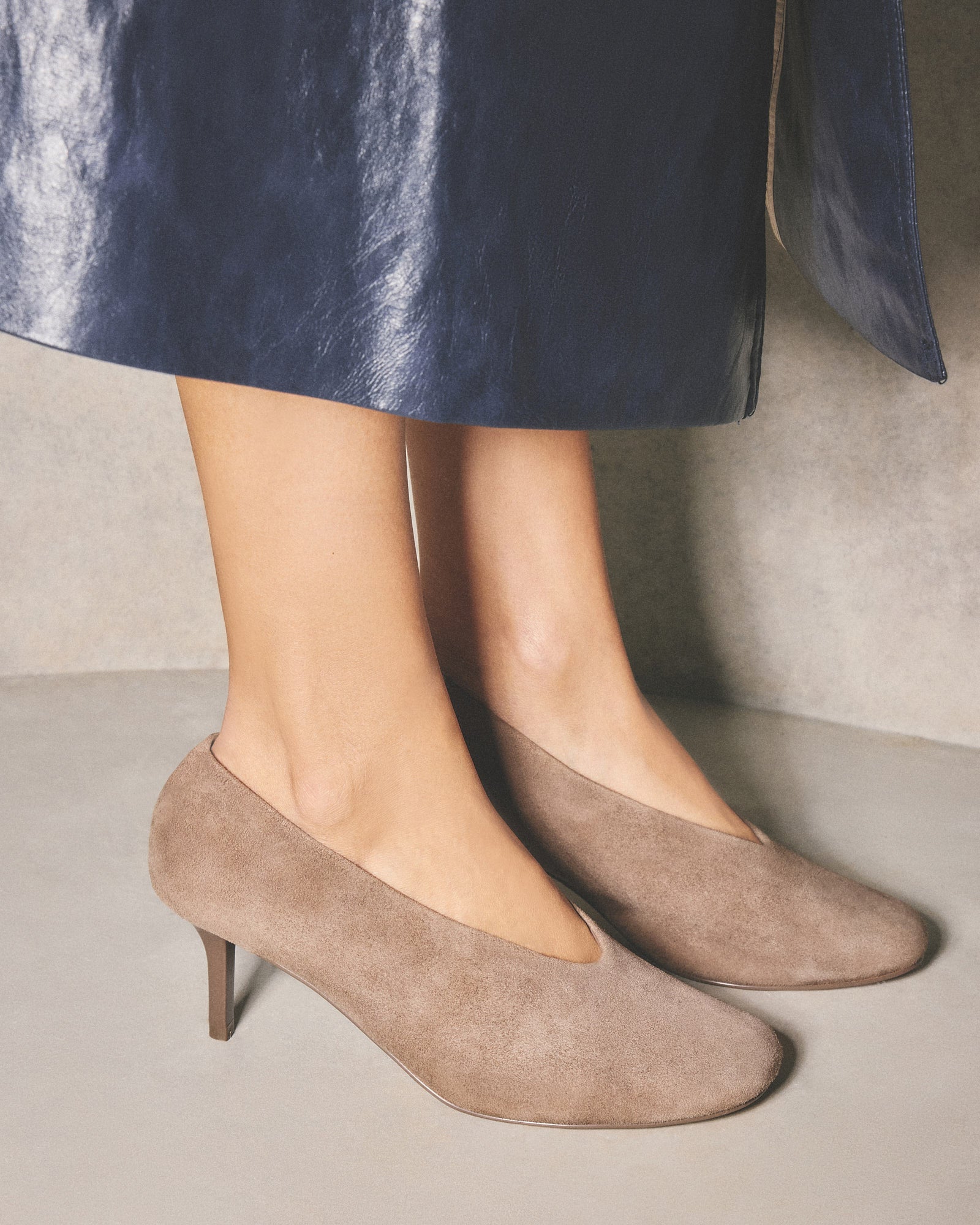 ELLA MID HEELS ASH SUEDE image