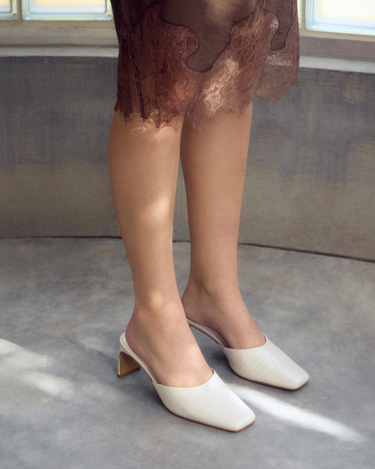 SEVILLE MID HEELS MILK WHITE CROC